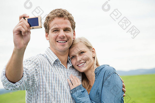 年轻的夫妇采取图片<strong>数字</strong>相机