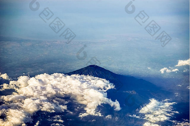 飞机视图山伟大的火山巴厘岛印尼云