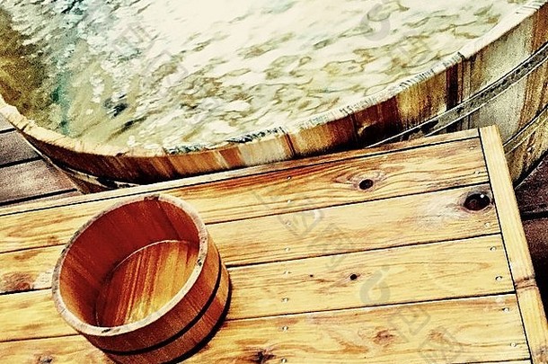 雪松木甲板桶板凳上浴缸填满自然热弹簧水