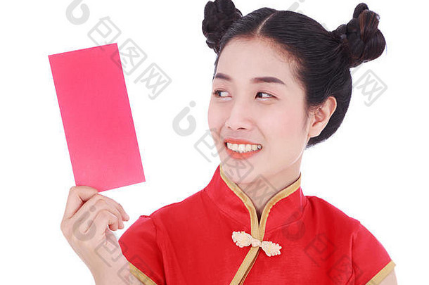 美丽的女人穿旗袍持有红色的信封概念快乐中国人一年孤立的白色背景