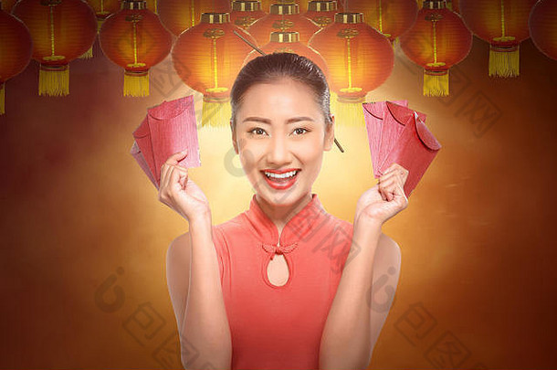 美丽的中国人女人传统的衣服持有红色的信封