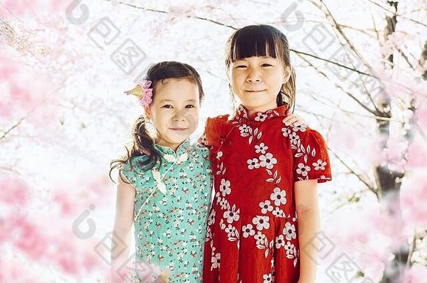 肖像可爱的亚洲姐妹