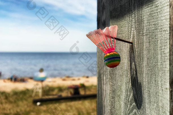 球羽毛球指甲木墙影子夏天一天背景海滩波罗的海海