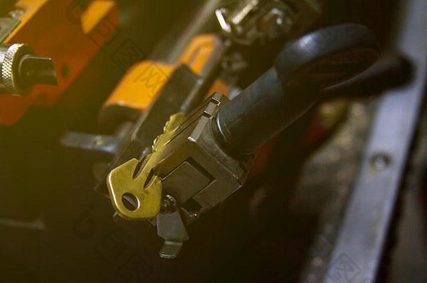 机生产重复的金属键关键黄色的金属