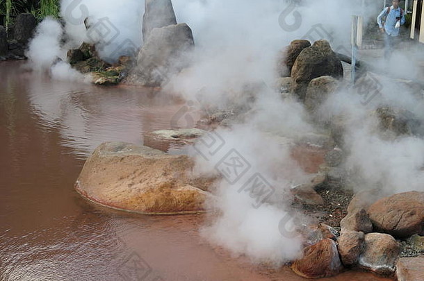 视图蒸汽不断上升的热弹簧地狱别府自然池冒泡热水别府日本