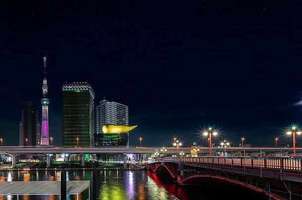 东京日本3月晚上视图舆桥sumida河金火焰形状雕塑朝日啤酒啤酒总部