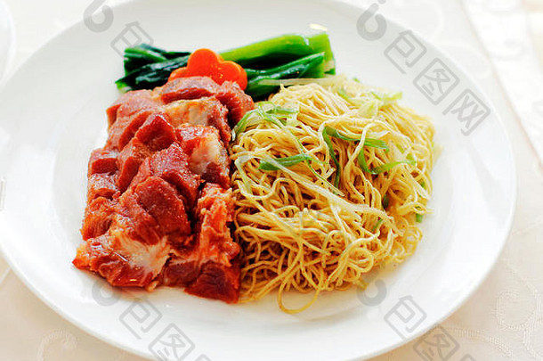 传统的中国人cruisine烧烤猪肉面条白色菜