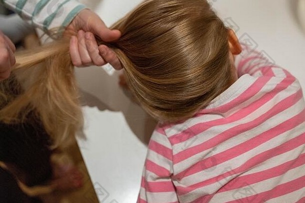 一年女孩长金发碧眼的头发头发刷妈妈洗电视图片
