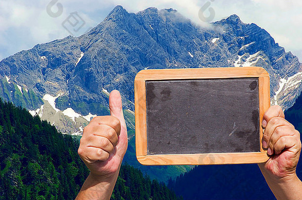 人类手持有板岩黑板上空白广告空间空气显示拇指背景山