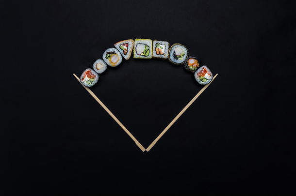 寿司作文各种各样的寿司卷筷子孤立的黑色的背景