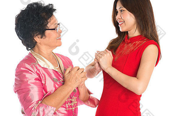 快乐中国人一年!中国人高级父女儿传统的中国人旗袍问候孤立的白色背景