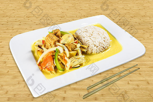 中国人食物白色板站表格炸猪肉大米蔬菜椰子酱汁背景木
