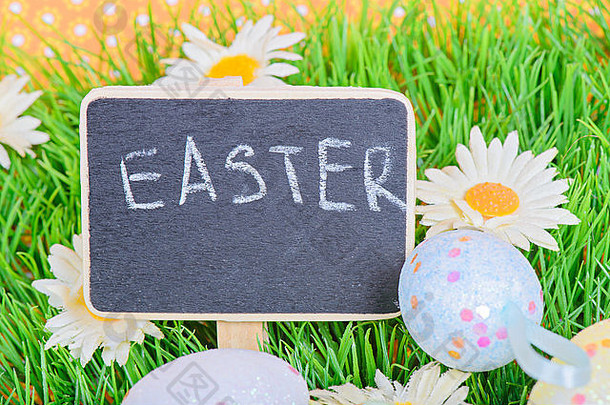 复活节鸡蛋黑板上草
