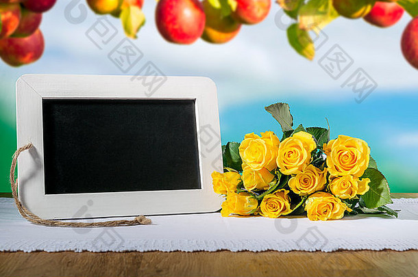 图像空白板岩<strong>黑板</strong>上木表格黄色的玫瑰苹果背景