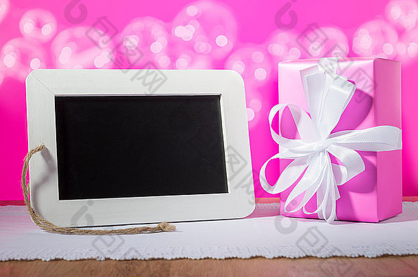 图像空白板岩黑板上礼物木表格粉红色的背景