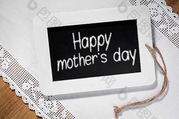 图像板岩黑板上粉笔消息快乐妈妈。一天