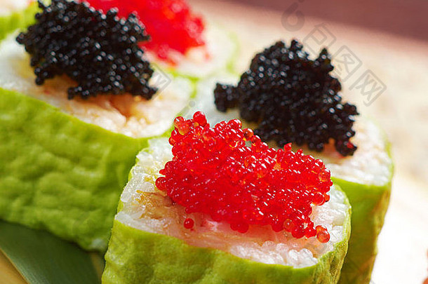 日本寿司传统的日本食物卷使烟熏鱼罗伊