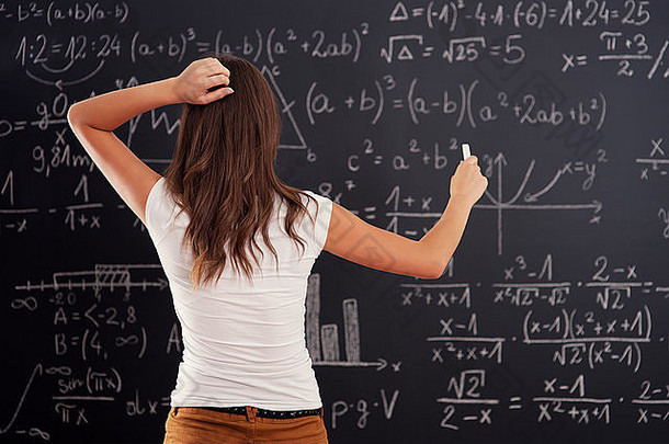 年轻的女人数学问题黑板上debica波兰