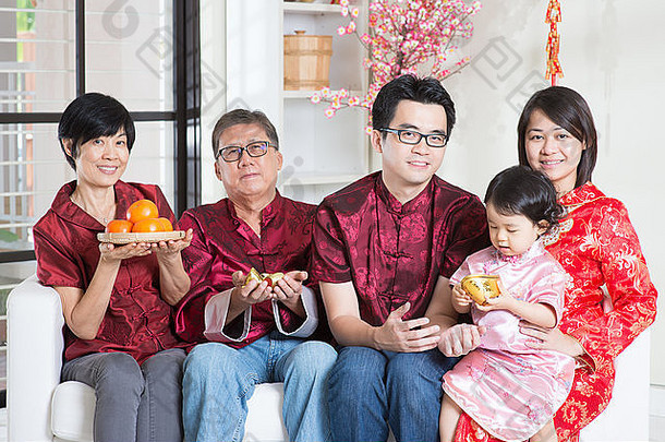 庆祝中国人一年快乐亚洲多一代又一代家庭红色的旗袍团聚首页