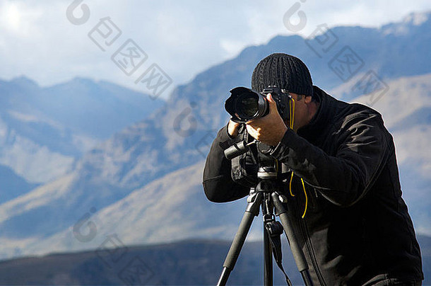 专业位置自然摄影师男人。拍摄景观户外