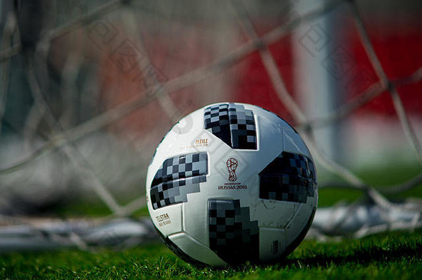 4月莫斯科官方球国际足联世界杯阿迪达斯泰斯达绿色草足球场