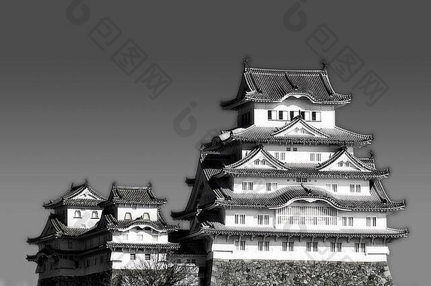 主要黑白印象历史城堡日本大阪城市Agains蓝色的天空明亮的太阳光传统的日本体系结构