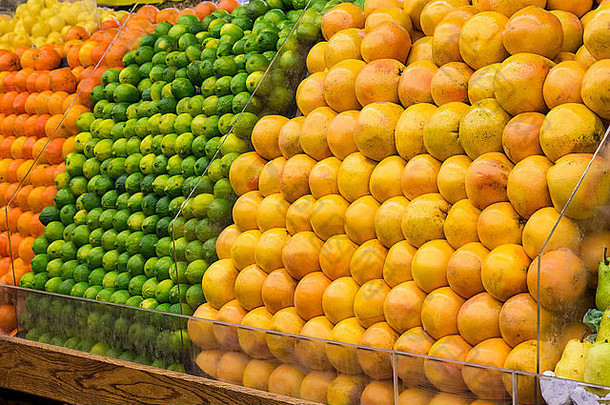生产水果市场显示酸橙橙子葡萄柚