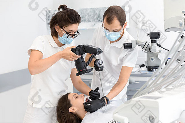 专业牙医采取照片病人牙齿