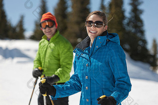 年轻的女人滑雪服装持有滑雪波兰人肖像
