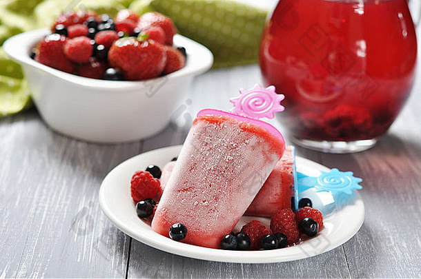自制的草莓冰奶油新鲜的浆果