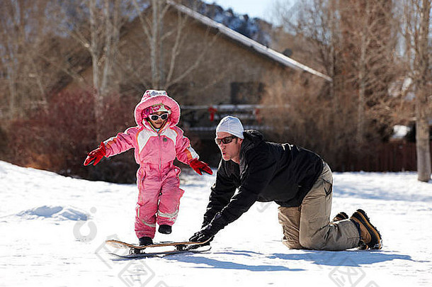 父亲女儿玩雪