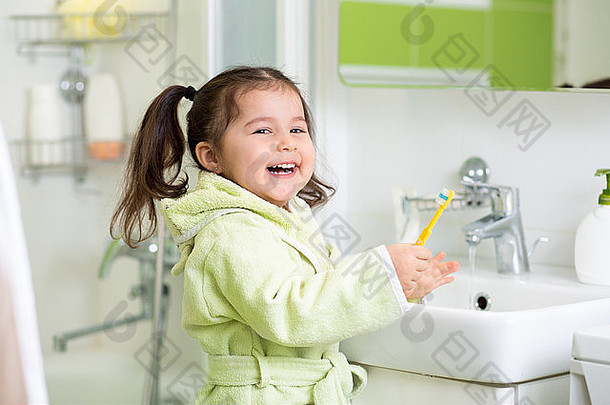 微笑女孩刷牙牙齿浴