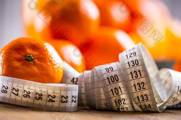 新鲜的热带水果测量磁带橘子去皮橘子橘子片蓝色的布普通话汁