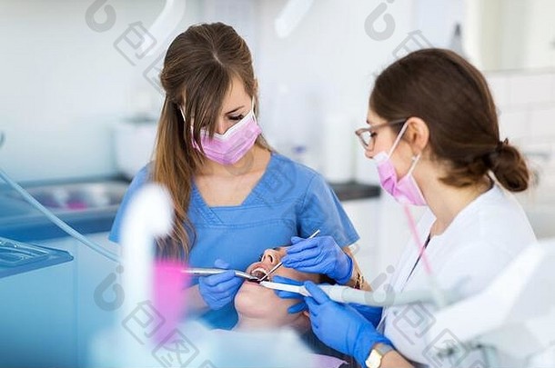 女人牙齿检查牙医