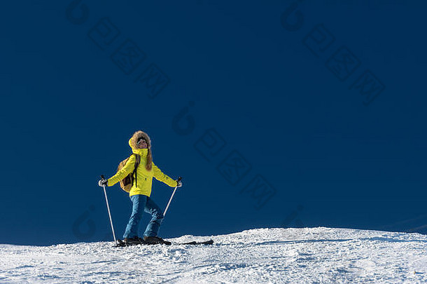 夫人滑雪摆姿势滑雪坡
