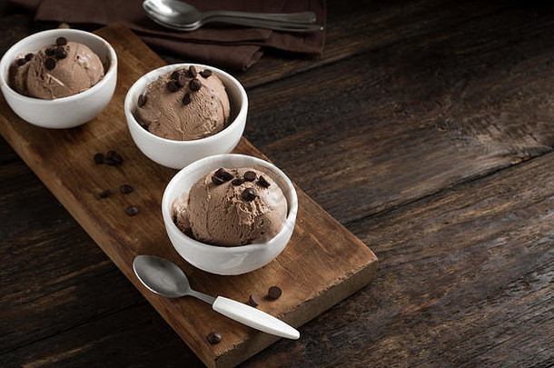巧克力冰奶油木背景复制空间自制的素食主义者酮巧克力冰奶油巧克力芯片健康的夏天甜点