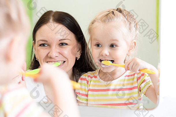 妈妈。教学孩子牙齿刷牙
