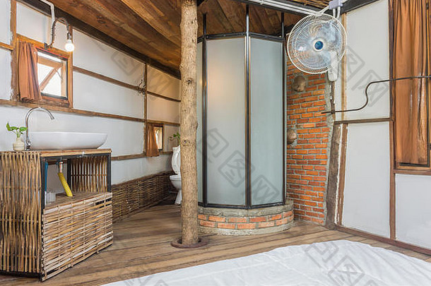 厕所。。。床上国家室内设计房间室内设计房间包括玻璃浴室水槽水龙头竹子架子上窗户短