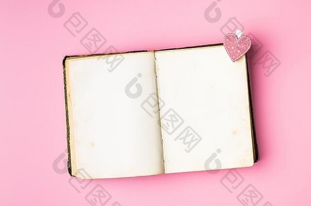 爱概念心开放古董书粉红色的背景前视图