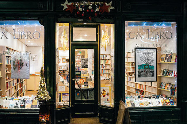 斯特拉斯堡法国11月书图书馆书店晚上斯特拉斯堡销售书行人走前面窗口商店