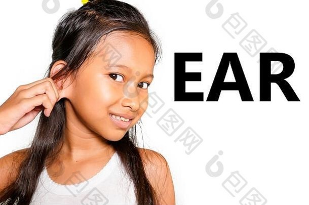 英语学习身体脸部分学校卡美丽的快乐亚洲孩子拉耳朵微笑快乐的使有趣的孤立的白色