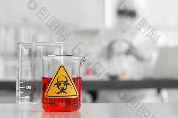 烧杯红色的液体化学物质白色实验室表格