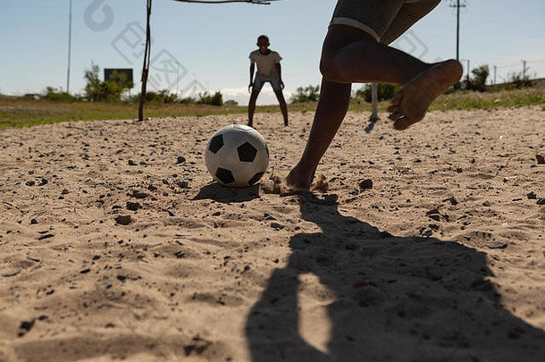 孩子们玩足球地面