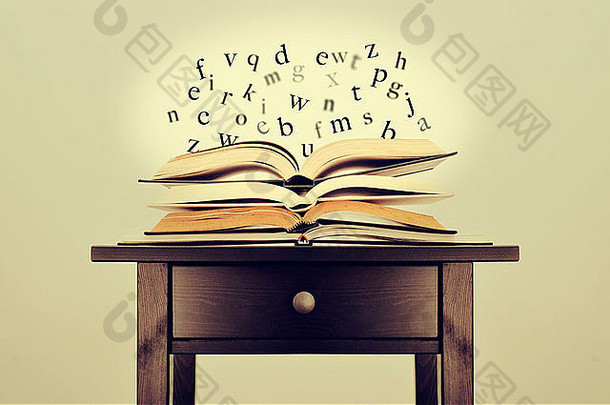桩书信浮动桌子上象征着的想法文学知识