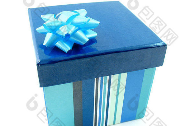 关闭条纹蓝色的礼物盒子弓孤立的白色背景