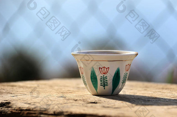 传统的黎巴嫩咖啡杯木表格