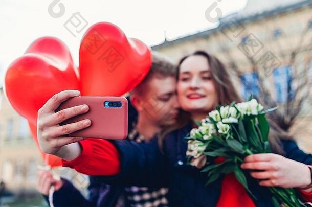 <strong>情人节</strong>一天夫妇爱采取自拍智能手机花束花日期城市女人的一天