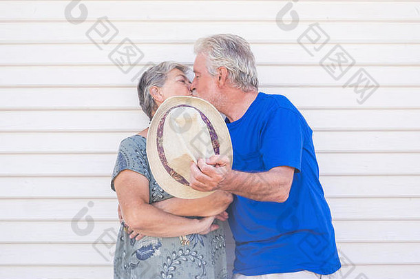情人节一天概念上了年纪的美丽的高级夫妇接吻隐秘米色他白色木背景墙爱永远生活高加索人夫妇男人。女人快乐