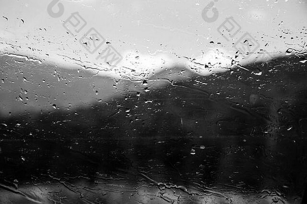 车窗口雨滴开车雨天气背景多雨的玻璃