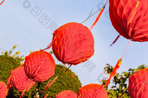 很多挂红色的中国人纸灯笼曼谷泰国